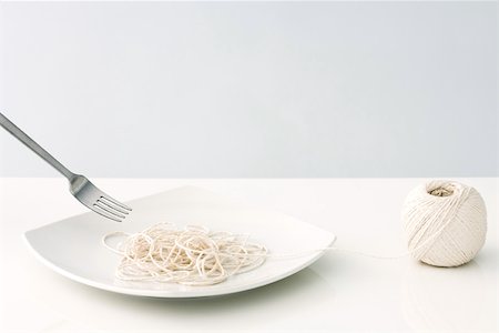 simsearch:695-03390416,k - Chaîne imitant les spaghettis sur plaque Photographie de stock - Premium Libres de Droits, Code: 696-03395962