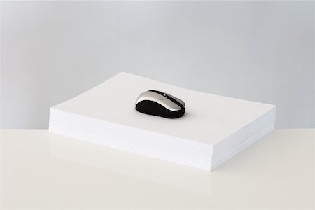 simsearch:696-03400042,k - Computer mouse on top of stack of paper Foto de stock - Royalty Free Premium, Número: 696-03395971