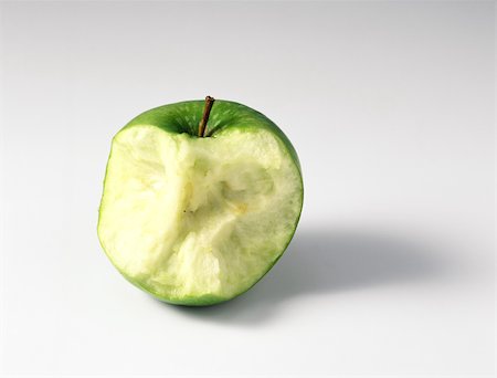 simsearch:649-06400598,k - Partially eaten apple, close-up Foto de stock - Sin royalties Premium, Código: 696-03396002