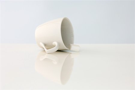 Coffee cup lying on its side, sugar cube spilling out Stock Photo - Premium Royalty-Free, Code: 696-03396025