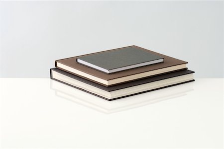 Drei Bücher, die in einer Pyramide gestapelt Stockbilder - Premium RF Lizenzfrei, Bildnummer: 696-03396035