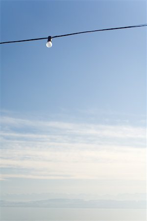 simsearch:696-03398968,k - Ligne d'alimentation avec une seule ampoule, ciel nuageux, vue d'angle faible Photographie de stock - Premium Libres de Droits, Code: 696-03396039