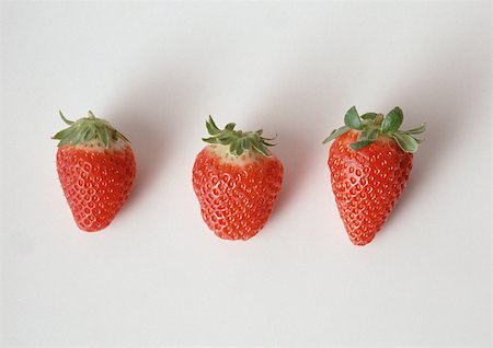 simsearch:614-02048772,k - Three strawberries Foto de stock - Sin royalties Premium, Código: 696-03396099