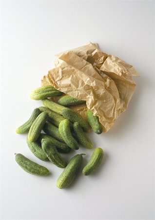 simsearch:696-03396170,k - Little cucumbers spilling out of paper sack Foto de stock - Royalty Free Premium, Número: 696-03396208