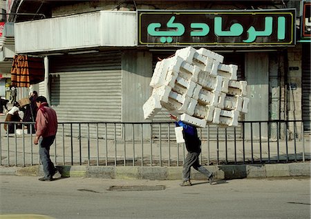 polystyrène - Homme portant grande pile de blocs de mousse de styrol le long de la rue, Jordanie Photographie de stock - Premium Libres de Droits, Code: 696-03396326