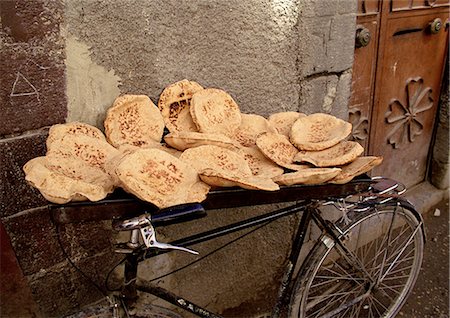 siria - Pita bread displayed on bicycle, Syria Foto de stock - Sin royalties Premium, Código: 696-03396322