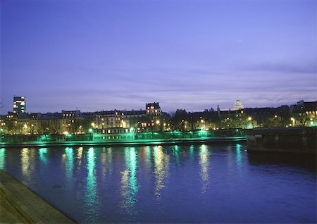 simsearch:696-03396361,k - France, Paris, River Seine at night Foto de stock - Sin royalties Premium, Código: 696-03396397