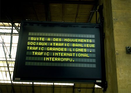 simsearch:696-03396539,k - Informations signer indiquant ""du trafic ferroviaire est interrompu en raison de la grève"" en anglais Photographie de stock - Premium Libres de Droits, Code: 696-03396460