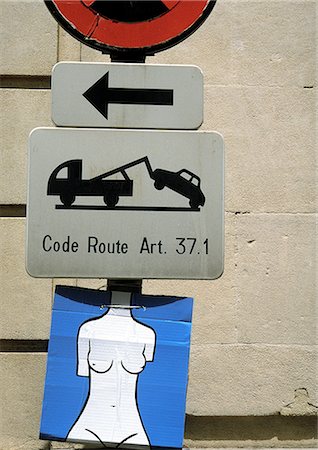 simsearch:696-03398860,k - Signalisation routière avec l'art de la rue. Photographie de stock - Premium Libres de Droits, Code: 696-03396493