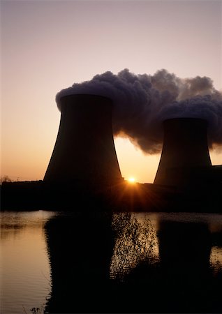 Réacteurs nucléaires, reflétées dans l'eau au lever du soleil Photographie de stock - Premium Libres de Droits, Code: 696-03396850