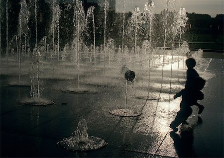 Children standing near fountain Stock Photo - Premium Royalty-Free, Code: 696-03396910