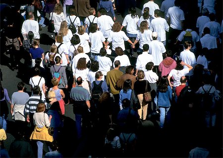 Crowd of people, many in white shirts, high angle view Foto de stock - Sin royalties Premium, Código: 696-03397075