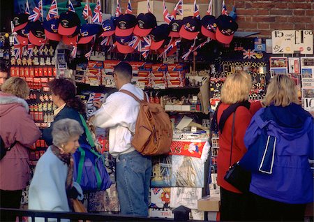 Groupe devant le stand de souvenirs Photographie de stock - Premium Libres de Droits, Code: 696-03397076