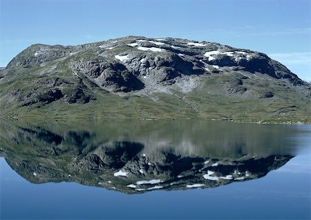 simsearch:696-03397191,k - Norway, mossy, snow-patched rocky land reflected in sea Foto de stock - Sin royalties Premium, Código: 696-03397083