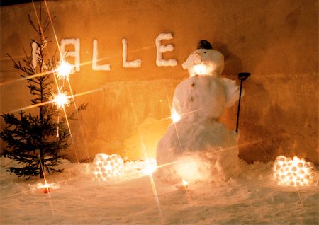 simsearch:862-08273839,k - Suède, bonhomme de neige et arbre de Noël avec des lumières Photographie de stock - Premium Libres de Droits, Code: 696-03397281