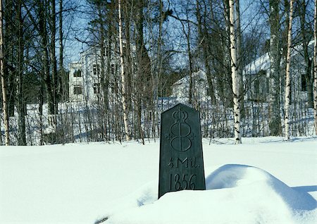 simsearch:862-08273835,k - Suède, marqueur dans la neige, les maisons en bois en arrière-plan Photographie de stock - Premium Libres de Droits, Code: 696-03397305