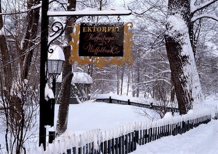simsearch:696-03397248,k - Scandinavia, sign post in woods in snow Stock Photo - Premium Royalty-Free, Code: 696-03397301