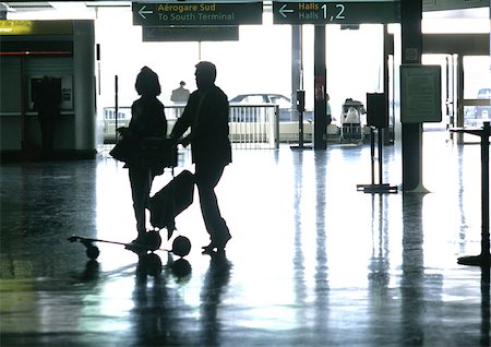 simsearch:696-03397972,k - Les gens marchant dans la gare, silhouette. Photographie de stock - Premium Libres de Droits, Code: 696-03397315