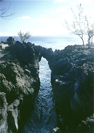 France, Normandy, natural bridge across gorge, sea in background Foto de stock - Sin royalties Premium, Código: 696-03397620