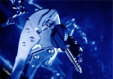 engrenagens - Wrench holding keys Foto de stock - Royalty Free Premium, Número: 696-03397978