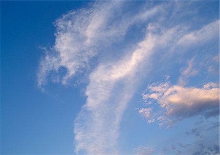 simsearch:696-03395477,k - Nuages dans le ciel bleu Photographie de stock - Premium Libres de Droits, Code: 696-03397989