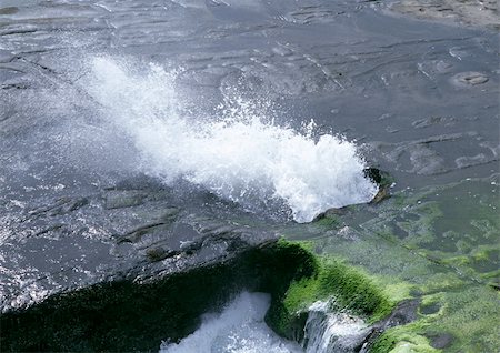 simsearch:633-02645542,k - Muriwai Beach, la Nouvelle-Zélande, des vagues éclaboussant à travers le trou dans la roche Photographie de stock - Premium Libres de Droits, Code: 696-03398034