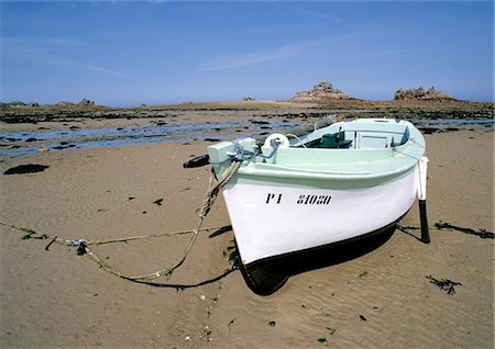 France, Cotes-d'Armor, boat on shore Foto de stock - Sin royalties Premium, Código: 696-03398063