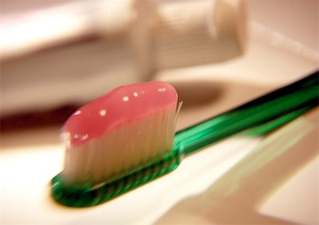 simsearch:640-03261285,k - Toothpaste on toothbrush head, close-up Foto de stock - Sin royalties Premium, Código: 696-03398169