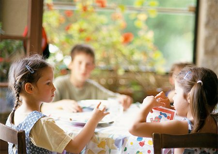 simsearch:695-05779156,k - Children sitting around table Foto de stock - Sin royalties Premium, Código: 696-03398641