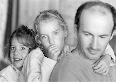 sucer son pouce - Deux filles avec le père, b&w Photographie de stock - Premium Libres de Droits, Code: 696-03398642