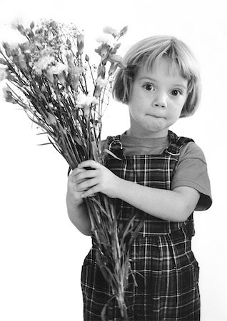 simsearch:696-03398649,k - Petite fille tenant le bouquet, b&w Photographie de stock - Premium Libres de Droits, Code: 696-03398658