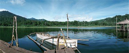 simsearch:400-03933433,k - Indonesia, boat on lake, panoramic view Fotografie stock - Premium Royalty-Free, Codice: 696-03398737