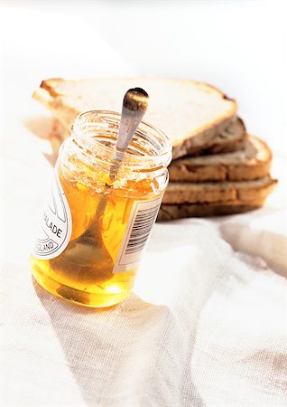 Slices of toast and jar of marmalade Foto de stock - Sin royalties Premium, Código: 696-03398957