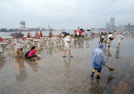 China, Shanghai, The Bund, people walking in rain Foto de stock - Sin royalties Premium, Código: 696-03399239