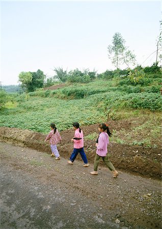 simsearch:614-01626833,k - China, Guangxi Autonomous Region, children walking single file along dirt road in rural area Foto de stock - Sin royalties Premium, Código: 696-03399291