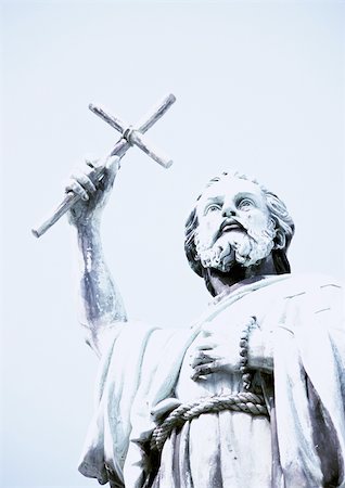 simsearch:695-03382068,k - Statue of man holding crucifix, low angle view Foto de stock - Sin royalties Premium, Código: 696-03399421