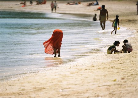 Gens sur la plage, femme, pencher, ankledeep dans l'eau Photographie de stock - Premium Libres de Droits, Code: 696-03399519