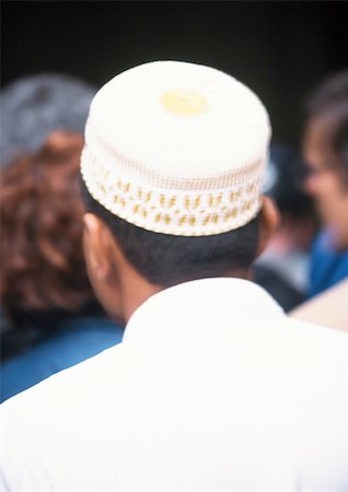 simsearch:693-06019317,k - Israel, Jerusalem, Muslim man in crowd, rear view, close-up Foto de stock - Royalty Free Premium, Número: 696-03399774