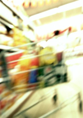 Shopping cart in grocery store, blurred Foto de stock - Royalty Free Premium, Número: 696-03399921