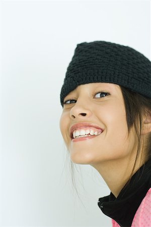 simsearch:696-03394582,k - Teen girl wearing knit hat, portrait Foto de stock - Royalty Free Premium, Número: 696-03393943