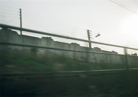 feo - Sound wall and rail, blurred Foto de stock - Sin royalties Premium, Código: 696-03400050