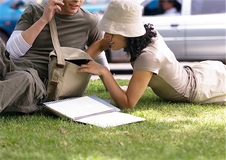 simsearch:700-02010146,k - Junges paar entspannende auf Gras, Frau dringt in die Tasche des Mannes Stockbilder - Premium RF Lizenzfrei, Bildnummer: 696-03400188