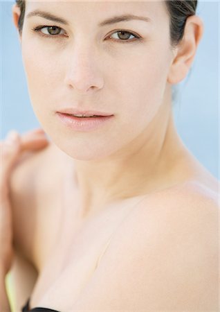 simsearch:695-05777181,k - Woman with bare shoulders, portrait Stock Photo - Premium Royalty-Free, Code: 696-03400336