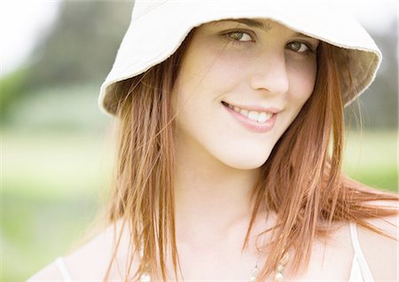 simsearch:614-06402825,k - Young woman wearing sun hat Foto de stock - Royalty Free Premium, Número: 696-03400370