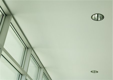 simsearch:632-01270388,k - Ceiling lights and windows Foto de stock - Royalty Free Premium, Número: 696-03400559