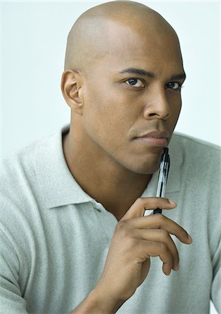 simsearch:695-03388769,k - Man holdng pen to chin, portrait Foto de stock - Royalty Free Premium, Número: 696-03400599