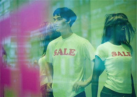 detallista (comerciante) - Mannequins in shop window wearing sale tee-shirts Foto de stock - Sin royalties Premium, Código: 696-03400634