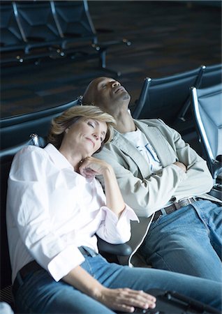 Dormir dans le salon de l'aéroport les voyageurs Photographie de stock - Premium Libres de Droits, Code: 696-03400688