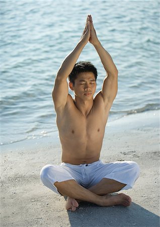 simsearch:693-03312809,k - Man sitting on beach in yoga prayer position Foto de stock - Sin royalties Premium, Código: 696-03400753