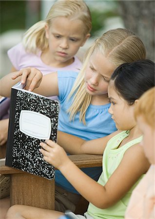 simsearch:6102-06336648,k - Group of children looking at notebook together Foto de stock - Sin royalties Premium, Código: 696-03400815